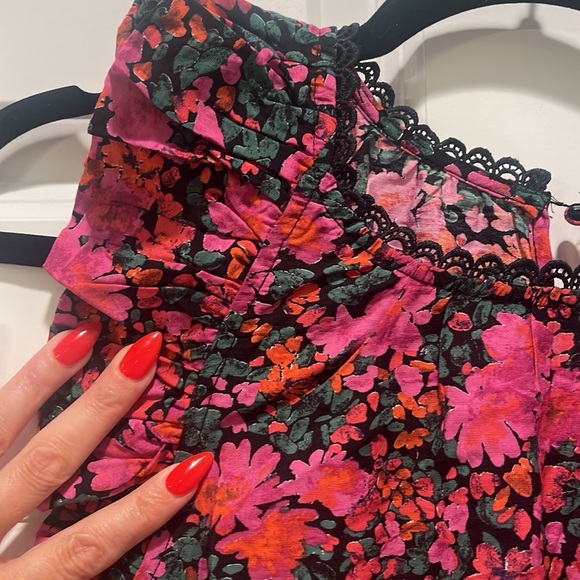 Mine NWOT Multicolored Floral FLUTTER Sleeve Blouse Top A-line cherry red M - Picture 2 of 10